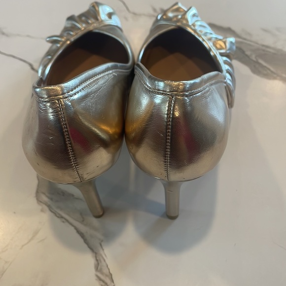 BCBG Gold, Ruffle Heels, pumps,Size 7, 3 inch heel,slip on, pointy toe - Picture 3 of 14